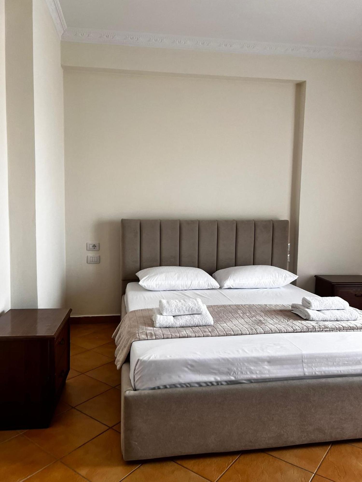 Lu Apartament Vlorë Esterno foto