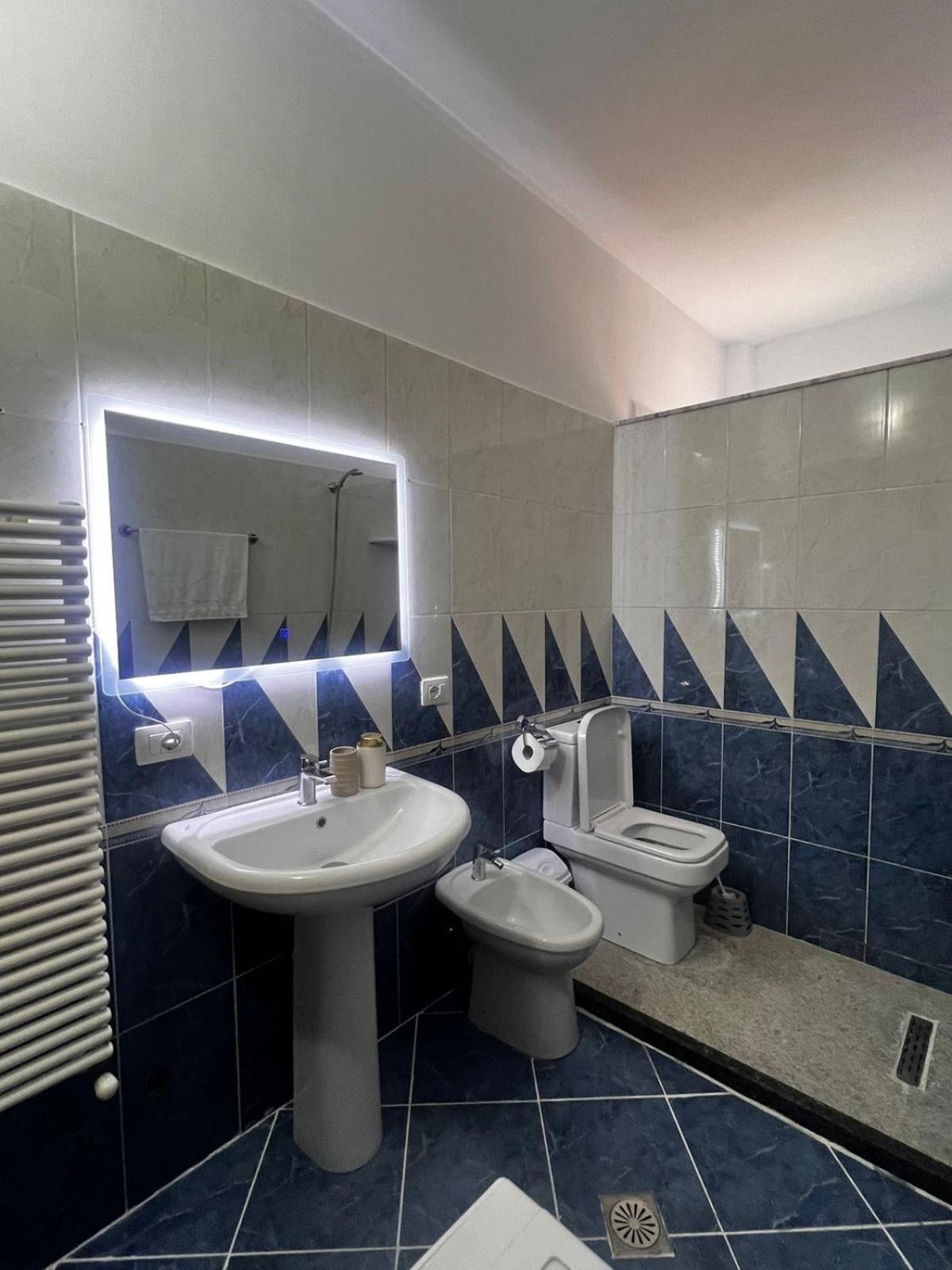Lu Apartament Vlorë Esterno foto